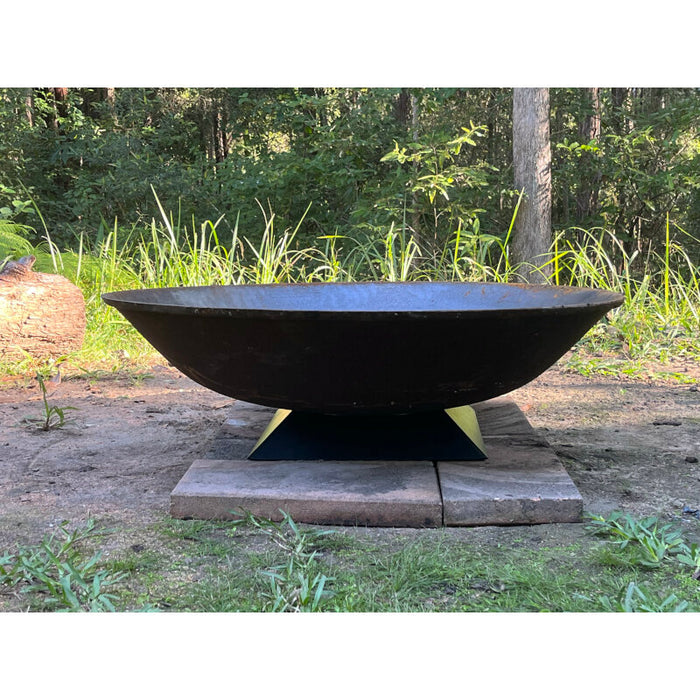 Cast Iron Fire Pit 900 on Trivet Base