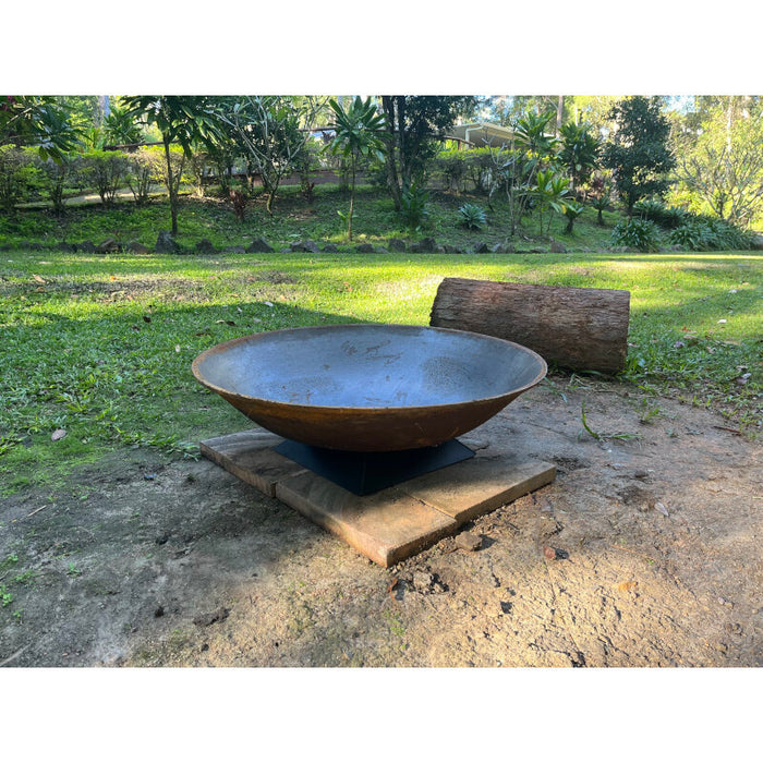 Cast Iron Fire Pit 900 on Trivet Base