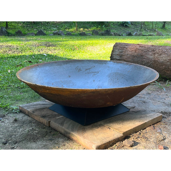 Cast Iron Fire Pit 900 on Trivet Base