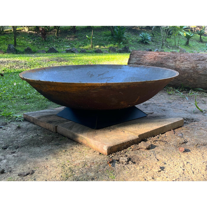Cast Iron Fire Pit 900 on Trivet Base