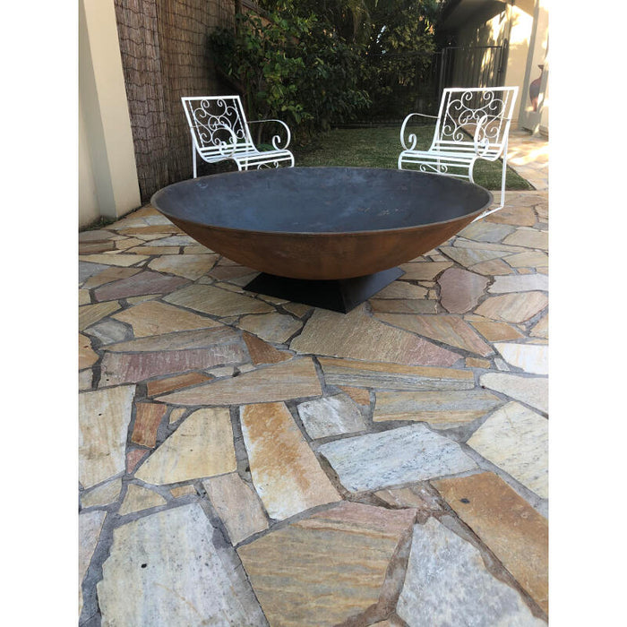 Cast Iron Fire Pit 1400 on Trivet Base